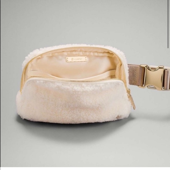 LULULEMON Everywhere Belt Bag - Picture 3 of 5